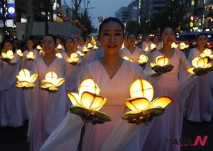 Buddhists carry lotus lanterns during Buddha’s birthday parade in Seoul
