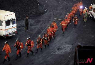 Chinese rescuers enter coal mine where explosions killed many miners