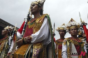Balinese dancers attend Indonesian royal cremation ceremony