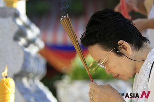 A Cambodian prays for ‘Killing Field’ victims at ‘Day of Anger’ events