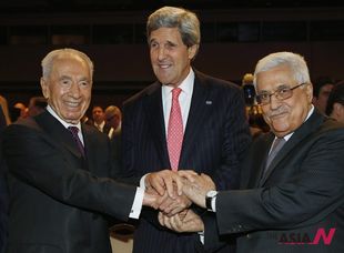 Israeli and Palestinian President shake hands at World Economic Forum