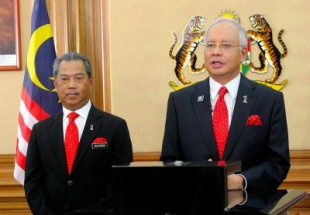 Prime Minister Datuk Seri Najib Tub Razak announcing the dissolution of Parliament after the Cabinet meeting in Putrajaya with Deputy Prime Minister Tan Sri Muhyiddin Yassin  as this side (Photo: The Star Online )