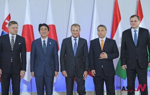 Prime Ministers of Slovakia Robert Fico, left, of Japan Shinzo Abe, second left, of Poland Donald Tusk, center, of Hungary Viktor Orban, second right and of Czech Republic Petr Necas pose for a photo prior to talks  in Warsaw, Poland, Sunday, June 16, 2013. Prime ministers of the Visegrad countries came to Poland for talks with Japan's Prime Minister Shinzo Abe. (AP Photo/Alik Keplicz)