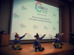 Indonesian traditional dance, Tari Piring (Plate Dance), animates the opening ceremony of CISAK 2013