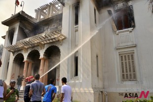 (130815) -- CAIRO, Aug. 15, 2013 (Xinhua) -- Egyptian fire fighters extinguish the flame at the government building in Giza, the city next to Cairo, after an angry crowd stormed the governor's office and set fire here on Aug. 15, 2013. Official reports said that some 525 people were killed and 3,717 others injured in Wednesday's dispersing operation against pro-Morsi sit-ins in Cairo and Giza, as well as in relevant clashes across the country. (Photo : Xinhua/Engy Emad)