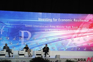 Malaysian Prime Minister Najib Razak (L) and Mexican President Enrique Pena Nieto (R) attend a summit conversation on the Investing for Economic Resilience at the Asia-Pacific Economic Cooperation (APEC) CEO Summit in Nusa Dua, Bali, Indonesia, Oct. 7, 2013. (Xinhua/NEWSis)