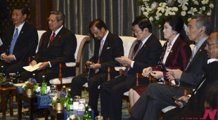 Asian leaders, from left, Chinese President Xi Jinping, Indonesian President Susilo Bambang Yudhoyono, Brunei Sultan Hassanal Bolkiah, Vietnamese President Truong Tan Sang, Thai Prime Minister Yingluck Shinawatra and Singapore?s Prime Minister Lee Hsien Loong listen at the Asia-Pacific Economic Cooperation (APEC) CEO Summit in Bali, Indonesia, Monday, Oct. 7, 2013. (AP/NEWSis)