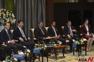 From left, Australian Prime Minister Tony Abbott, Chinese President Xi Jinping, Indonesian President Susilo Bambang Yudhoyono, Brunei Sultan Hassanal Bolkiah, Vietnamese President Truong Tan Sang and Thai Prime Minister Yingluck Shinawatra, listen during the APEC Business Advisory Council dialogue with leaders of the Asia-Pacific Economic Cooperation forum in Bali, Indonesia, Monday, Oct. 7, 2013. (AP/NEWSis)