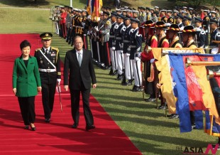 Philippine President Benigno Aquino III, right, and his South Korean counterpart Park Geun-hye inspect an honor guard during a welcoming ceremony at the presidential house in Seoul, South Korea, Thursday, Oct. 17, 2013. (AP/NEWSis)