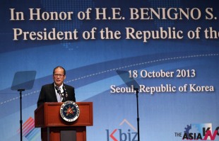 Philippine President Benigno Aquino III speaks during a luncheon hosted by four presidents of South Korea's economic organizations in Seoul, South Korea, Friday, Oct. 18, 2013. (AP/NEWSis)