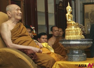 In this Oct. 2, 2006 file photo, Supreme Patriarch Somdet Phra Nyanasamvara, left, sits near a golden Buddha statue after presenting it to then Thai Interim Prime Minister Surayud Chulanont, at Wat Bowonniwet temple in Bangkok. Thai doctors said the Supreme Patriarch, the head of the country's Buddhist monks, has died. He was 100. (AP/NEWSis)