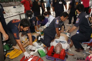 Rescue workers give emergency medical care to the wounded in a ferry accident near Thailand's popular seaside town of Pattaya, on Nov. 3, 2013. A ferry boat capsized and sank near Pattaya on Sunday, killing six people, including one Chinese and two Russians. At least 26 people were injured. (Xinhua/NEWSis)