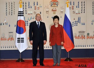 South Korean President Park Geun-Hye (R) and her Russian counterpart Vladimir Putin pose for a photo at the presidential Blue House in Seoul, South Korea, on Nov. 13, 2013. Putin arrived in Seoul earlier Wednesday to hold his second summit with Park. The two leaders met on the sidelines of the Group of 20 summit in September in Russia's second-largest city of Saint Petersburg. (Xinhua/NEWSis)