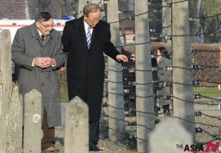 United Nations Secretary General Ban Ki-moon, right, walks along a barbed-wire fence assisted by former Auschwitz prisoner Marian Turski as he visits the former German Nazi Death Camp Auschwitz-Birkenau, in Oswiecim, Poland, Monday, Nov. 18, 2013. Ban Ki-moon will attend on Tuesday the U.N. Climate Conference held in Warsaw. (AP/NEWSis)