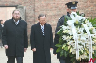 Secretary-General of the United Nations Ban Ki-moon (C) prepares to lay a wreath as he visits the former Auschwitz concentration camp in Auschwitz, Poland, on Nov. 18, 2013. (Xinhua/NEWSis)