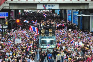 Thai anti-government protesters rally in front of the Royal Thai Police Headquarters in Bangkok, Thailand, Nov. 25, 2013. Thousands of anti-government protesters led by former deputy prime minister Suthep Thaugsuban simultaneously demonstrated at varied government premises and mainstream TV stations in the Thai capital on Monday in a sustained bid to put an end to the alleged "Thaksin's rule" carried out by Prime Minister Yingluck Shinawatra. (Xinhua/NEWSis)