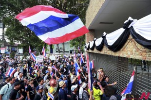 Anti-government protesters rush to the Public Relation Department building in Bangkok, Thailand, Monday, Nov. 25, 2013. Protesters rallied to demand Prime Minister Yingluck Shinawatra to step down. (AP/NEWSis)