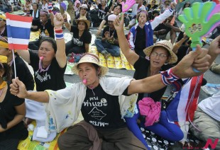 Anti-government protesters stage a sit-in at the Finance Ministry in Bangkok, Thailand, Tuesday, Nov. 26, 2013. Thailand's prime minister invoked an emergency law on Monday after demonstrators seeking to remove her from office occupied parts of the finance and foreign ministries. (AP/NEWSis)