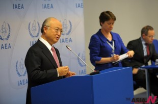 The International Atomic Energy Agency (IAEA) Director General Yukiya Amano (L) speaks at a press conference in Vienna, Austria, on Nov. 28, 2013. The IAEA accepted an offer from Iran to visit Iran's Arak heavy-water production plant early next month, IAEA Director General Yukiya Amano told a press conference here on Thursday. (Xinhua/NEWSis)