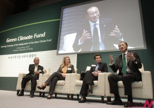 World Bank President Jim Yong Kim, right, speaks during an opening ceremony of the headquarters of Green Climate Fund in Songdo, South Korea, Wednesday, Dec. 4, 2013. Green Climate Fund office opened on Wednesday after a year of preparations under the goal of raising money from industrialized nations to help developing countries tackle climate change. Others are, from left, South Korean Finance Minister Hyun Oh-seok, Green Climate Fund Executive Director Hela Cheikhrouhou and U.N. Framework Convention on Climate Change Executive Secretary Christiana Figurers. (AP/NEWSis)
