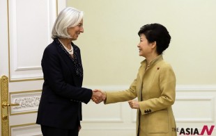 South Korean President Park Geun-hye, right, shakes hands with International Monetary Fund, or IMF managing director Christine Lagarde before their meeting at the presidential Blue House in Seoul, South Korea, Wednesday, Dec. 4, 2013. (AP/NEWSis)