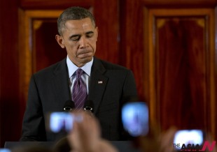 President Barack Obama pauses as he speak about the death of Nelson Mandela during the second of two Hanukkah receptions in the Grand Foyer of the White House in Washington, Thursday, Dec. 5, 2013. (AP/NEWSis)