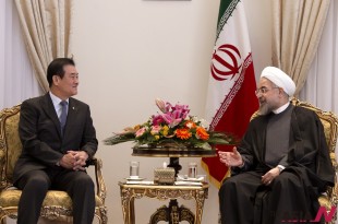 Iranian President Hassan Rouhani (R) talks with South Korean National Assembly Speaker Kang Chang-hee during their meeting at presidential palace in Tehran, capital of Iran, on Jan. 27, 2014. Rouhani called for closer economic ties with South Korea here on Monday, semi-official Fars news agency reported. (Xinhua/NEWSis)
