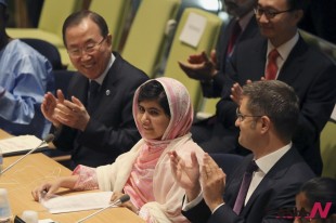 United Nations Secretary-General Ban Ki-moon, left, applauds as the members of the “Malala Day” Youth Assembly wish Malala Yousafzai, center, a happy birthday, July 12, 2013 at United Nations headquarters. Yousafzai, the Pakistani teenager shot by the Taliban for promoting education for girls, celebrated her 16th birthday by addressing the United Nations. The U.N. has declared July 12 “Malala Day.” (Photo : AP/NEWSis)