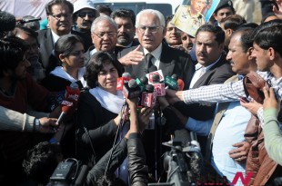 Ahmad Raza Kasuri (C), lawyer of former Pakistani President Pervez Musharraf, speaks to the media outside a court in Islamabad, capital of Pakistan, on Feb. 18, 2014. Former Pakistani president Pervez Musharraf Tuesday appeared in a special court to face high treason charges for abrogating constitution in 2007, his lawyers said. (Xinhua/NEWSis)