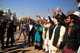 Supporters of former Pakistani President Pervez Musharraf shout slogans in Islamabad, capital of Pakistan, on Feb. 18, 2014. Former Pakistani president Pervez Musharraf Tuesday appeared in a special court to face high treason charges for abrogating constitution in 2007, his lawyers said. (Xinhua/NEWSis)
