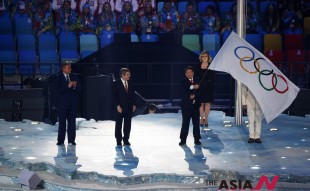 The Mayor of PyeongChang Lee Seok-rae (2nd R) waves the Olympic flag at the closing ceremony for the 22nd Winter Olympic Games in Sochi, Russia. (Xinhua