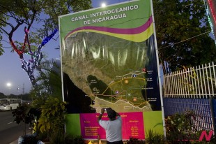 니카라과 수도 마나과 시내에 걸린 니카라과운하 계획도. 니카라과 정부는 지난해 6월 중국 개발업체와 건설운영 계약을 맺어 주민들의 기대가 부쩍 높아졌다. 대운하 건설은 400억 달러가 투입되는 초대형 토목공사다.