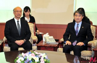 South Korean Vice Foreign Minister Cho Tae-Yong, left, meets with Japanese Ambassador to South Korea Koro Bessho at the Foreign Ministry in Seoul, South Korea Friday, April 4, 2014. (Photo : AP/NEWSis)