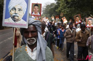 Indians carrying photographs of Indian freedom fighters, walk in a protest march in New Delhi, Feb. 27, 2014. Thousand of people mainly from Indian state of Uttar Pradesh protested against the prevailing caste system in Indian society, which they believe is the root cause of corruption, poverty, terrorism, lack of education and a whole lot of other things. (Photo : AP/NEWSis)