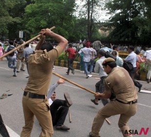 Police personnel disperse the activists of "Aarakshan Bachao Sangharsh Samiti" during a demonstration demanding caste-based affirmative action for promotions in government jobs at Jantar Mantar in New Delhi, India, Aug. 12, 2013. (Photo : AP/NEWSis)