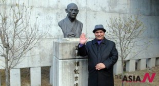 Ashraf Dalithe, the Middle East Branch Manager of the Asia Journalist Association (AJA), is standing next to the statue of Manhae. 1, July, 2014.