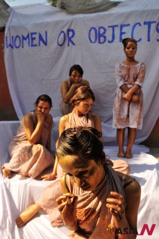 Nepalese activists paint themselves during a protest on the fiftieth day of a campaign against the violence on women in Kathmandu, Nepal, Feb. 14, 2013. (Photo : Xinhua)