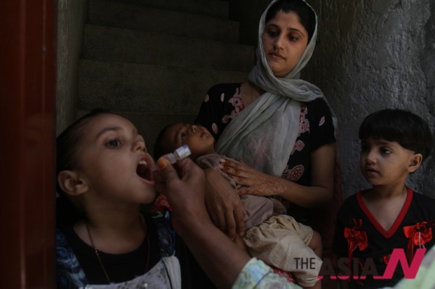 A Pakistani health worker administers a polio vaccine to a child in Lahore, Pakistan, Tuesday, Aug. 26, 2014. (Photo : AP/NEWSis)