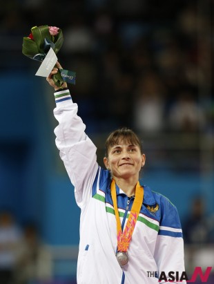 Silver medallist Uzbekistan’s Oksana Chusovitina during the medal ceremony for the gymnastics women’s vault final at the 17th Asian Games (Photo : AP/NEWSis)