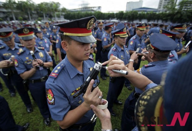 Guns and other firearms of the Philippine National Police are sealed to prevent any illegal shooting during the New Year (Photo : AP/NEWSis)