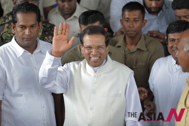 Incoming Sri Lankan President Maithripala Sirisena waves to supporters as he leaves the election secretariat in Colombo, Sri Lanka. (Photo : AP/NEWSis)