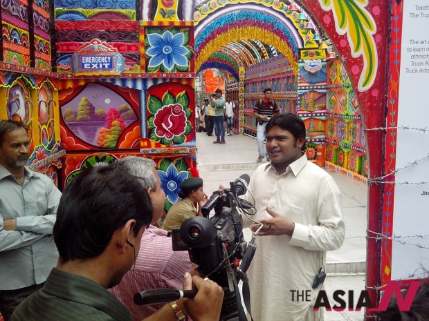 Pakistani truck artist Haider Ali being interviewed in India
