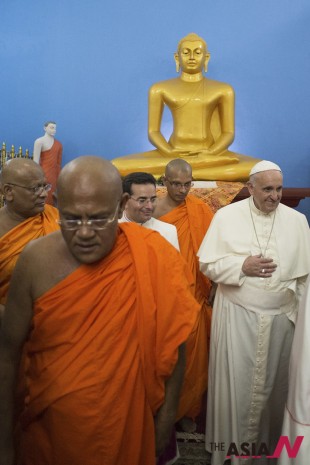 Pope Francis visits the Agrashravaka Buddhist Temple in Colombo, Sri Lanka, Wednesday, Jan. 14, 2015. (Photo : AP/NEWSis)