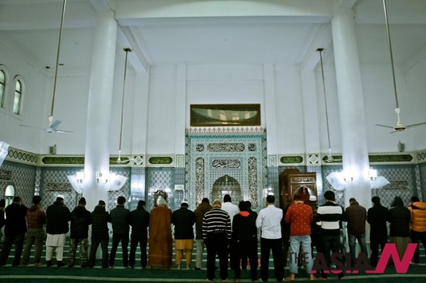 Korea is a majorly homogenous society, but a common ground for some foreigners and Koreans alike is religion. In this photo, a mix of foreign (esp. Pakistanis, Arabs, Iranians and Indonesians) and Korean Muslims can be seen praying at the Seoul Central Mosque in Itaewon.