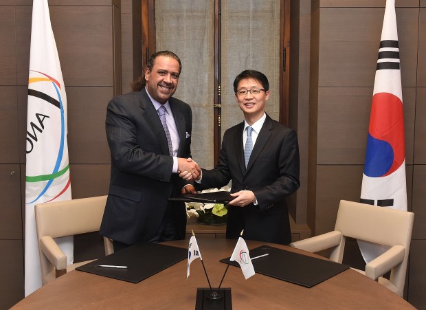 ANOC President Sheikh Ahmad Al-Fahad Al-Sabah and Dr. Joon-ho Kang, director and professor of the Dream Together Master Program, shake hands after signing the MoU. 