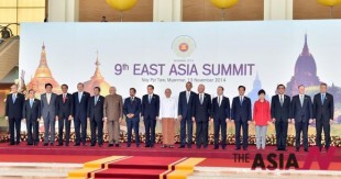 Attendees pose for photo before the 9th East Asia Summit (EAS) plenary session in Nay Pyi Taw, Myanmar, Nov. 13, 2014. (Photo : Xinhua/NEWSis)