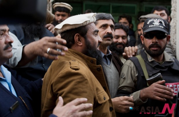 Pakistani police officers escort Zaki-ur-Rahman Lakhvi, the main suspect of the Mumbai terror attacks in 2008, after his court appearance in Islamabad, Pakistan, Thursday, Jan. 1, 2015.  (Photo: AP/B.K. Bangash)