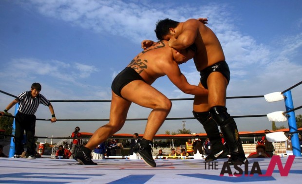 Japanese wrestlers compete during “Wrestling for Peace Festival” in northwest Pakistan’s Peshawar on Dec. 5, 2012. Japanese wrestling legend Antonio Inoki and his team members arrived in Peshawar on Tuesday for “Wrestling for Peace Festival”. (Photo : Xinhua)