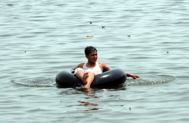 A Pakistani boy cools himself off in water during the heat wave in southern Pakistani port city of Karachi, June 22, 2015. (Xinhua)