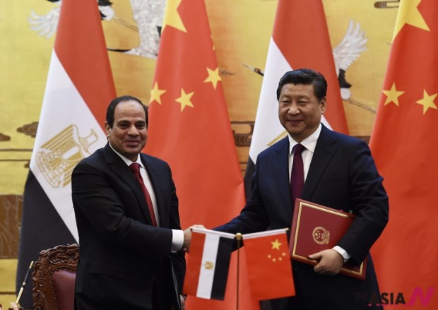 Egypt's President Abdel Fattah al-Sisi (L) shakes hands with Chinese President Xi Jinping during a signing ceremony in the Great Hall of the People in Beijing.